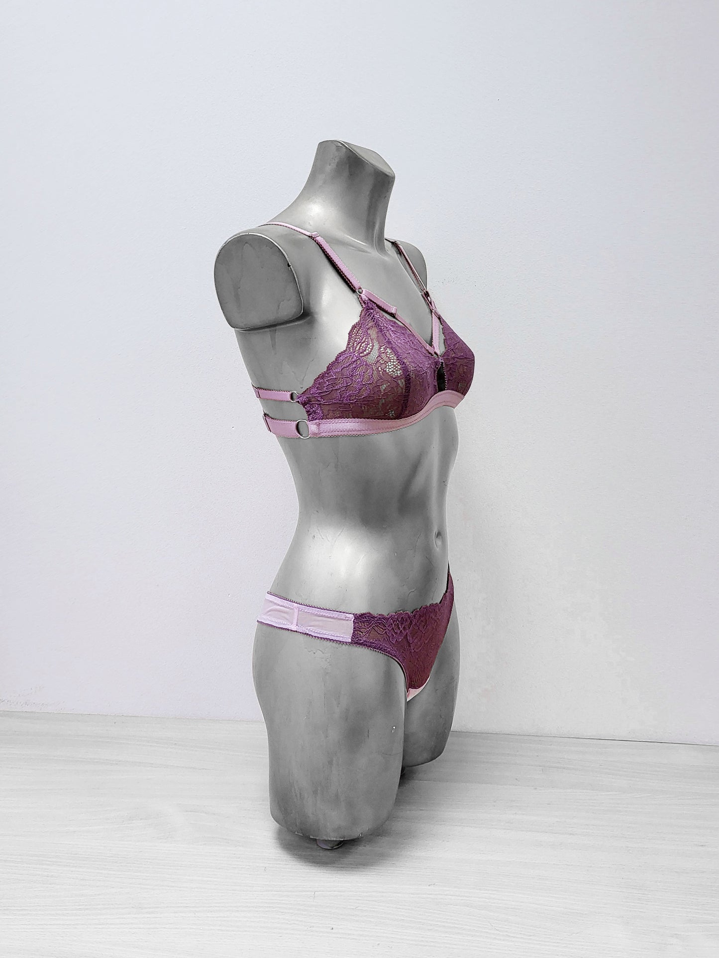 Teresa - women lace lingerie set, lace bralette and thong panties