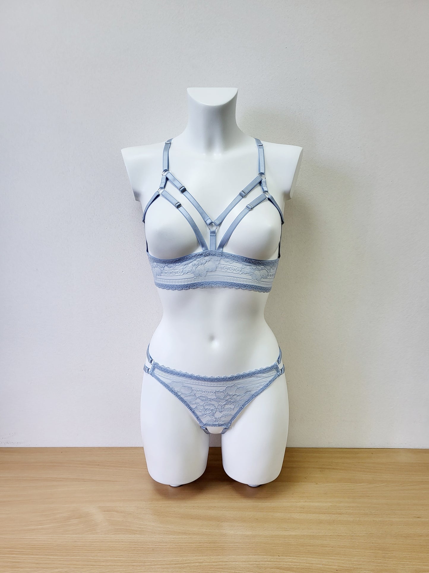 Aphrodite - seductive female lingerie set with cupless bra