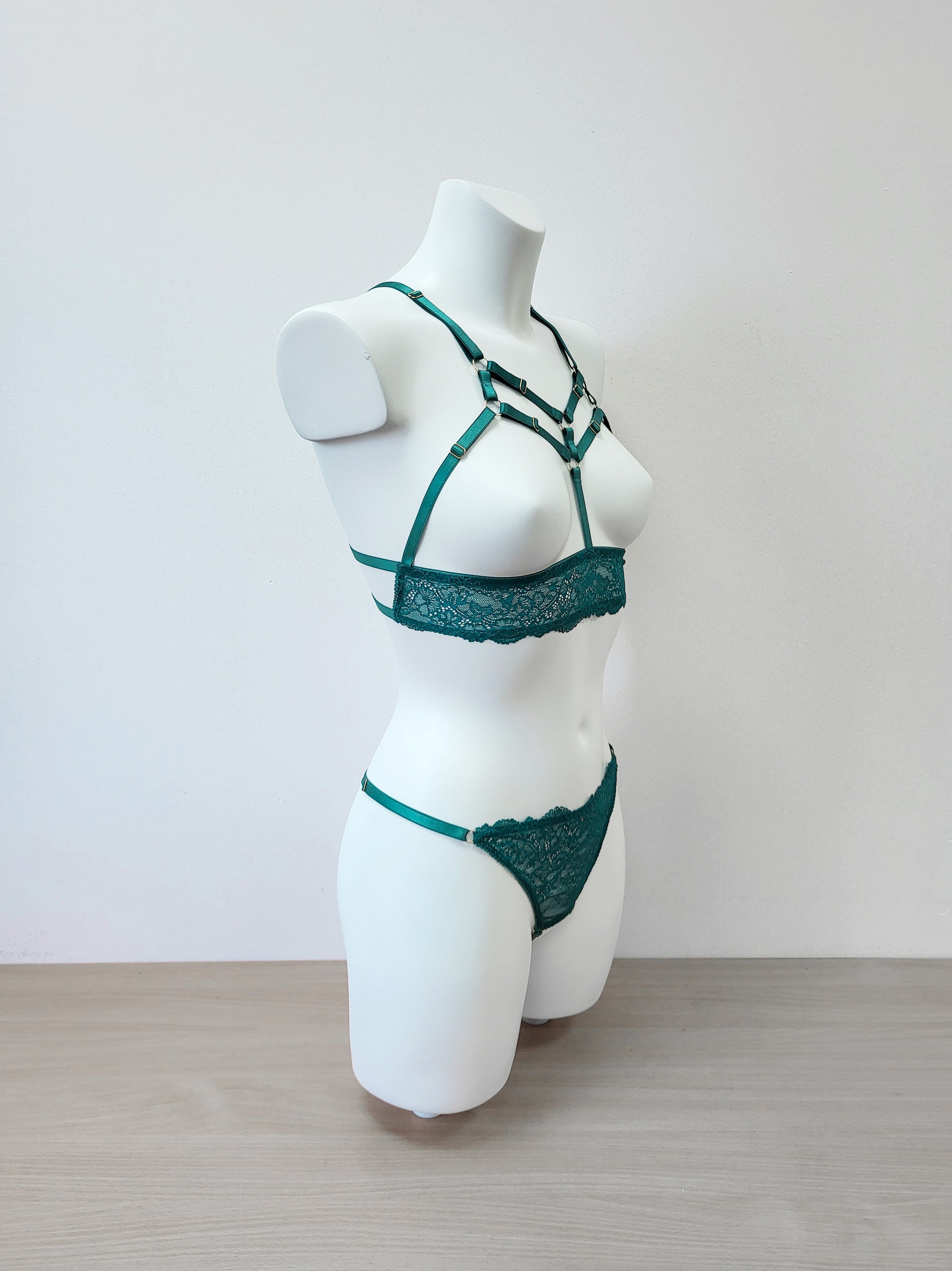 Medea - open crotchless women lingerie set with cupless bra Eve&Shadow Medea - open crotchless women lingerie set with cupless bra Eve&Shadow