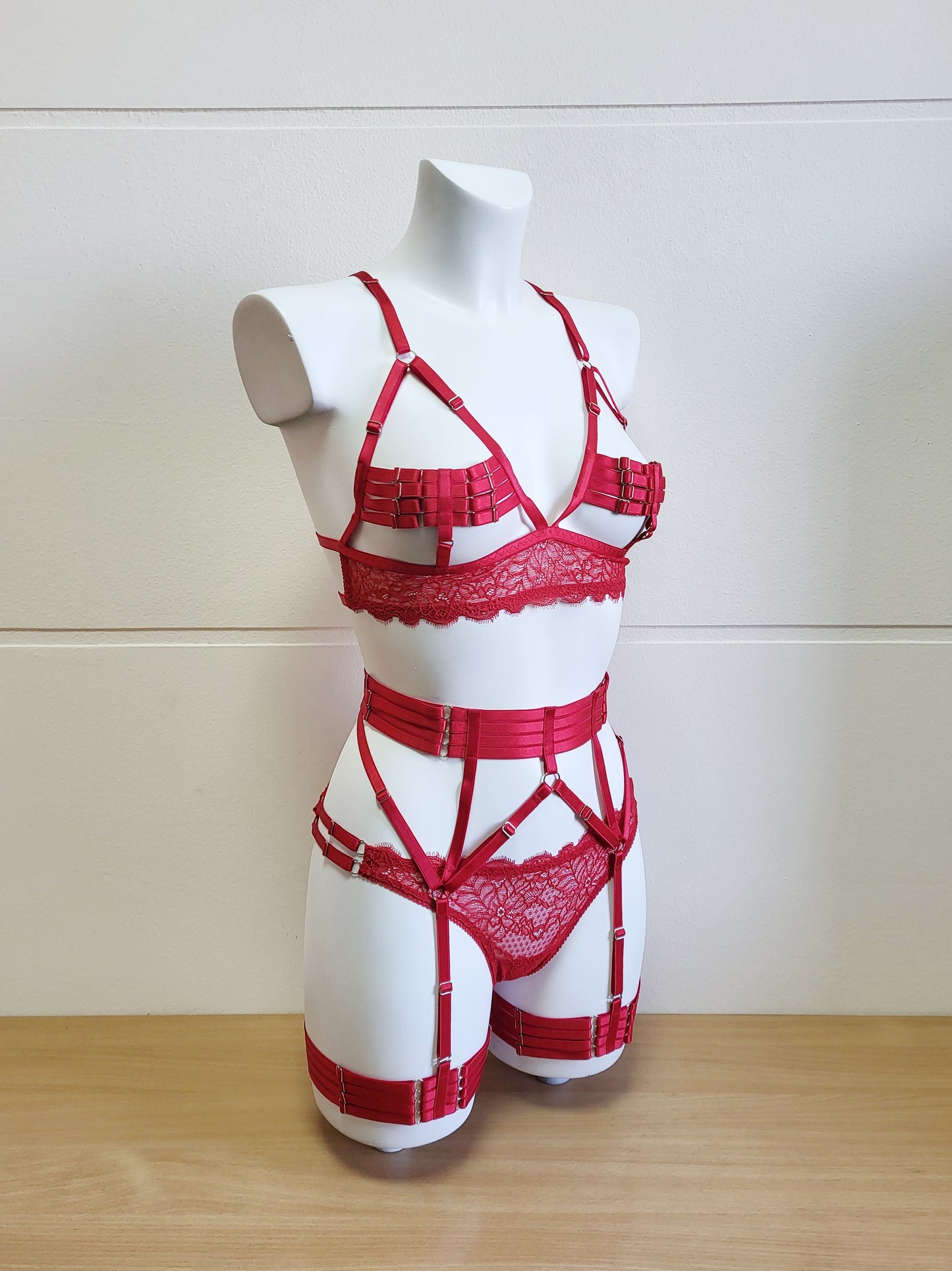 Morgana - red lace lingerie set with bondage bra Eve&Shadow Morgana - red lace lingerie set with bondage bra Eve&Shadow