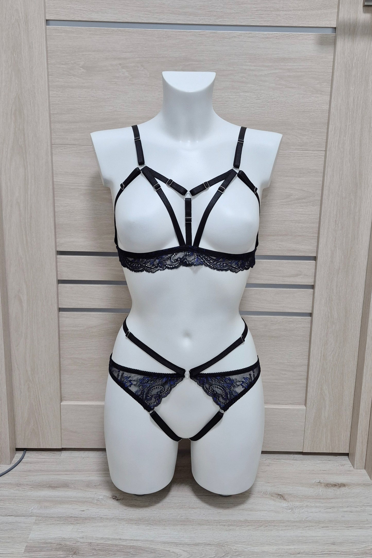 Frigg - black open lingerie set crotchless panties